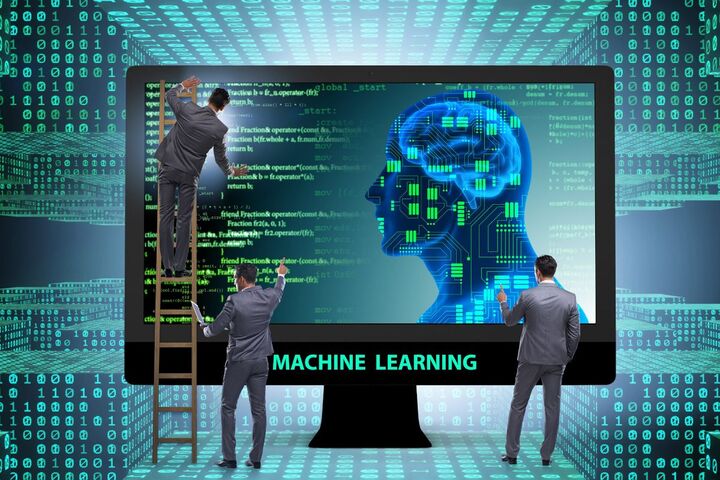 People in front of a screen showing a digital brain.